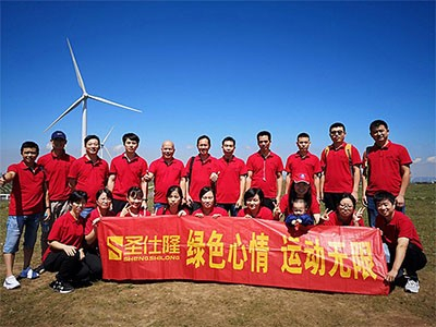 圣仕隆家居在美麗的大草原上進行了團建活動