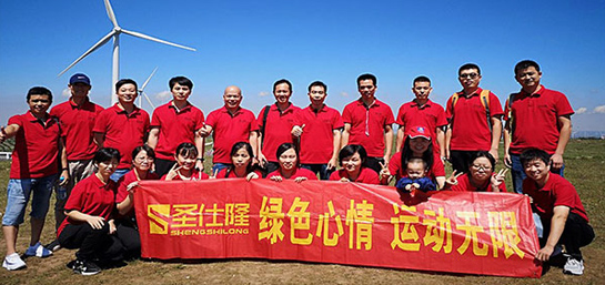 圣仕隆家居在美麗的大草原上進行了團建活動